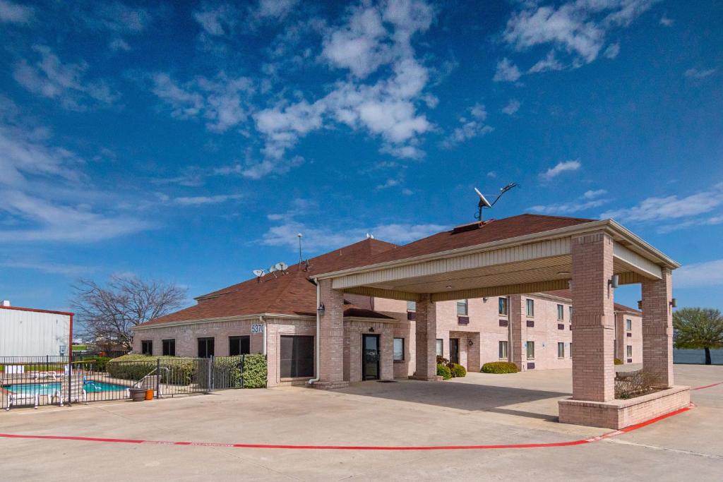 Red Roof Inn Fort Worth - Stockyards Main image 1